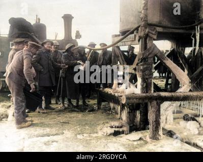 Britische Soldaten, die während des Ersten Weltkriegs Wasser für ihren Zugtransport auf dem Weg zu den Schützengräben an der Westfront mitnahmen. Stockfoto