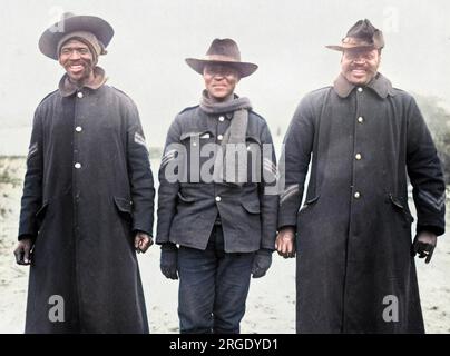 Drei schwarze Soldaten (NCOs) in einem Lager an der Westfront in Frankreich während des Ersten Weltkriegs. Stockfoto