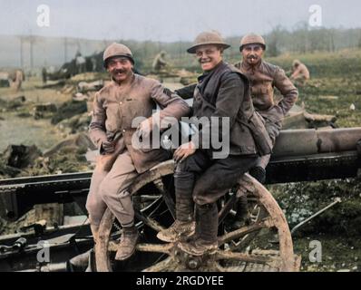 Britische und französische Schützen, die während des Ersten Weltkriegs auf dem Steuer einer Feldpistole an der Westfront saßen. Stockfoto