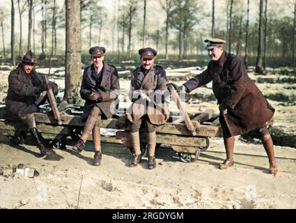 Forstbeamte, die auf einem LKW an einem Holzfäller sitzen, arbeiten während des Ersten Weltkriegs an der Westfront in Frankreich. Stockfoto