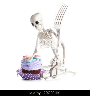 Köstlicher Halloween-Cupcake mit Süßigkeiten und Skelett auf weißem Hintergrund Stockfoto