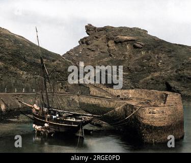 Boscastle, ein Dorf und Fischereihafen an der Nordküste von Cornwall, Großbritannien. Stockfoto