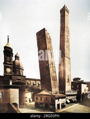 Die Zwei Türme, Bologna, Italien. Diese mittelalterlichen Türme, beide neigen sich, sind das Wahrzeichen der Stadt. Der größere ist der Asinelli-Turm, der kürzere der Garisenda-Turm. Stockfoto