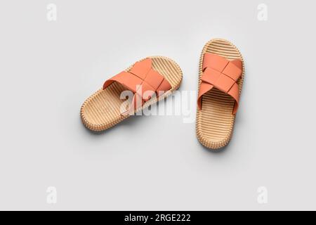 Stylische Flip-Flops für Damen auf beigem Hintergrund Stockfoto