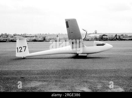 Glasflugel 206 Hornet '127', in einem Gleitclub in Großbritannien. Die Standard-Class Hornet war eine Weiterentwicklung des Club Libelle, mit der Luftbremsen mit Hinterkante eingeführt wurden. Stockfoto