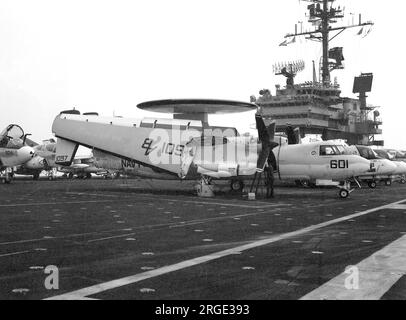 United States Navy â€“ Grumman -2C Hawkeye 161097 (msn 56, Basiscode ab, Rufzeichen 601) der VAW-123, die am 18. September 1982 auf die USS America aufbrach. Er wurde gefaltet an Deck gesehen, bereit für den Hangar. Stockfoto