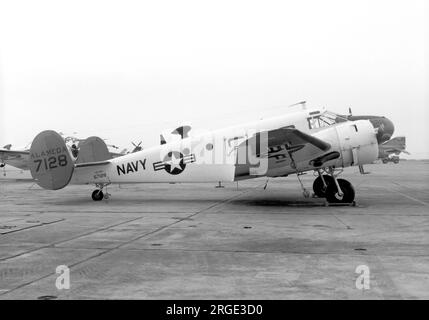 United States Navy â€“ Beechcraft UC-45J 67128 (msn N-934), NAS Alameda am 4. November 1967. (Ehemals USAAF AT-7 41-21106 (MSN 1121) wurde 1946 an die US Navy übertragen. Wiederaufbereitet von Beech als JRB-5 (MSN N-309) Feb. 1949. Wiederaufbereitet von Beech als SNB-5 (MSN N-934, Juni 1952). Stockfoto
