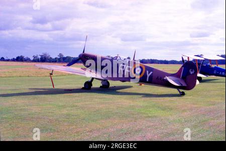 Supermarine Spitfire „AR474“ / „RF-Y“ in fiktiven Markierungen für eine Filmproduktion. Stockfoto