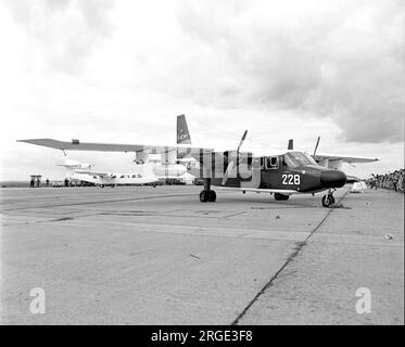 Britten-Norman BN-2A-21 Islander G-BCMY (msn 419), auf der Greenham Common International Air Tattoo am 16. Juni 1977, trägt immer noch die Paris Air Show Serial '228' von 1977. Stockfoto