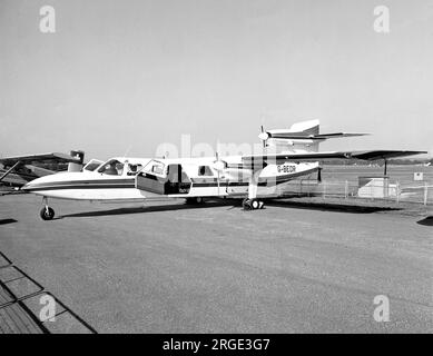 Britten-Norman BN-2A Mk. III Trislander G-BEDR (msn 1040) auf der SBAC Farnborough Airshow vom 3-10. September 1978. Stockfoto