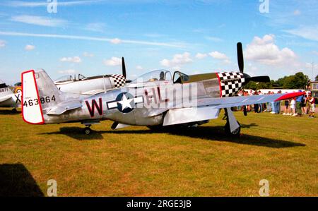 Nordamerikanische P-51D Mustang G-CBNM „Twilight Team“ (msn 122-31590, ex USAAF 44-63864, R SWE AF 26158, Israel AF, 4X-AIM, N98CF) in Duxford. Stockfoto