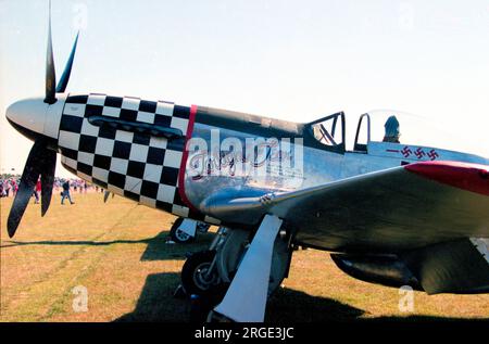 Nordamerikanische P-51D Mustang G-CBNM „Twilight Team“ (msn 122-31590, ex USAAF 44-63864, R SWE AF 26158, Israel AF, 4X-AIM, N98CF) in Duxford. Stockfoto