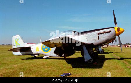 Nordamerikanische P-51D Mustang SE-BKG (msn 122-31590, ex USAAF 44-63864, R SWE AF 26158, Israel AF, 4X-AIM. Wurde G-CBNM, N98CF), in Duxford. Stockfoto