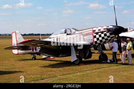 Nordamerikanische P-51D Mustang G-CBNM „Twilight Team“ (msn 122-31590, ex USAAF 44-63864, R SWE AF 26158, Israel AF, 4X-AIM, N98CF) in Duxford. Stockfoto