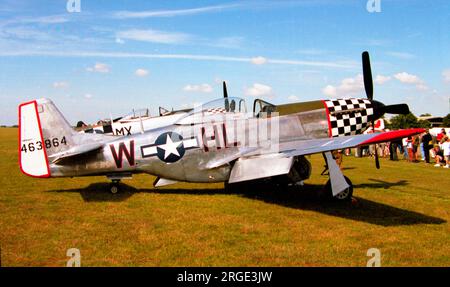 Nordamerikanische P-51D Mustang G-CBNM „Twilight Team“ (msn 122-31590, ex USAAF 44-63864, R SWE AF 26158, Israel AF, 4X-AIM, N98CF) in Duxford. Stockfoto