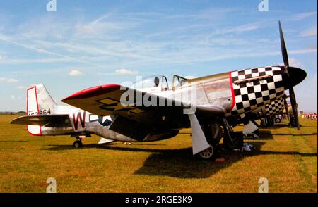 Nordamerikanische P-51D Mustang G-CBNM „Twilight Team“ (msn 122-31590, ex USAAF 44-63864, R SWE AF 26158, Israel AF, 4X-AIM, N98CF) in Duxford. Stockfoto