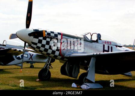 Nordamerikanische P-51D Mustang G-CBNM „Twilight Team“ (msn 122-31590, ex USAAF 44-63864, R SWE AF 26158, Israel AF, 4X-AIM, N98CF) in Duxford. Stockfoto