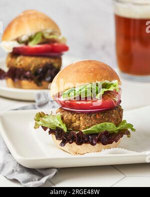 Zwei Vegan Burger auf weißen Tellern Stockfoto