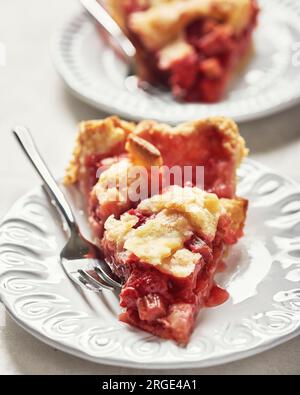 Vegane Erdbeerpastete mit frischen Erdbeeren auf hellem Hintergrund Stockfoto