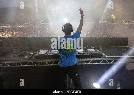 Belfast, Irland, 8. August 2023, Shugz gehörte zu den DJs, die bei der Feile and Phobail Dance Night 2023 in Falls Park ein Set spielten. Bonzo/Alamy Live News Stockfoto