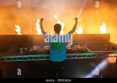 Belfast, Irland, 8. August 2023, Shugz gehörte zu den DJs, die bei der Feile and Phobail Dance Night 2023 in Falls Park ein Set spielten. Bonzo/Alamy Live News Stockfoto