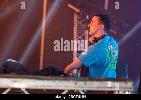 Belfast, Irland, 8. August 2023, Shugz gehörte zu den DJs, die bei der Feile and Phobail Dance Night 2023 in Falls Park ein Set spielten. Bonzo/Alamy Live News Stockfoto