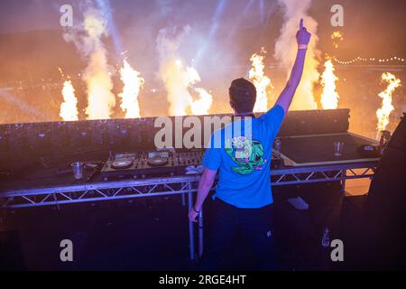 Belfast, Irland, 8. August 2023, Shugz gehörte zu den DJs, die bei der Feile and Phobail Dance Night 2023 in Falls Park ein Set spielten. Bonzo/Alamy Live News Stockfoto