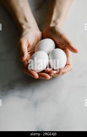 Ein Bauer mit frischen Eiern Stockfoto