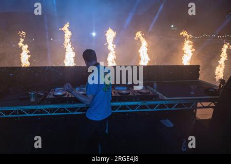 Belfast, Irland, 8. August 2023, Shugz gehörte zu den DJs, die bei der Feile and Phobail Dance Night 2023 in Falls Park ein Set spielten. Bonzo/Alamy Live News Stockfoto