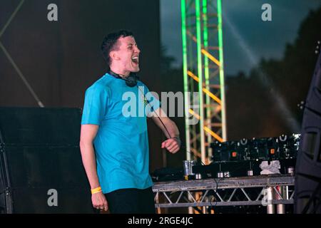 Belfast, Irland, 8. August 2023, Shugz gehörte zu den DJs, die bei der Feile and Phobail Dance Night 2023 in Falls Park ein Set spielten. Bonzo/Alamy Live News Stockfoto