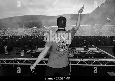 Belfast, Irland, 8. August 2023, Shugz gehörte zu den DJs, die bei der Feile and Phobail Dance Night 2023 in Falls Park ein Set spielten. Bonzo/Alamy Live News Stockfoto