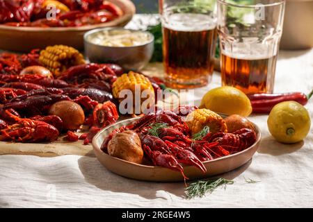 Krebspartys, gekochtes Louisiana, mit Mais auf dem Kopf, Kartoffeln. Krebse gekocht in Cajun-Gewürzen und Kräutern. Mit Bier, New Orleans, Classic Cajun Stockfoto