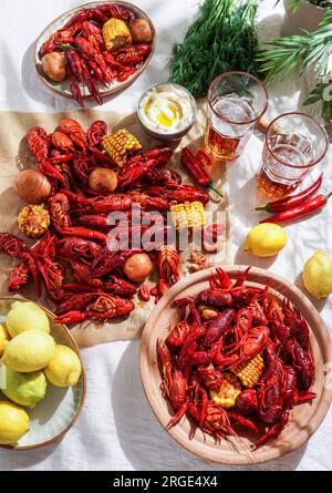 Krebspartys, gekochtes Louisiana, mit Mais auf dem Kopf, Kartoffeln. Krebse gekocht in Cajun-Gewürzen und Kräutern. Mit Bier, New Orleans, Classic Cajun Stockfoto