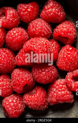 Nahaufnahme: Frische reife Himbeeren Stockfoto