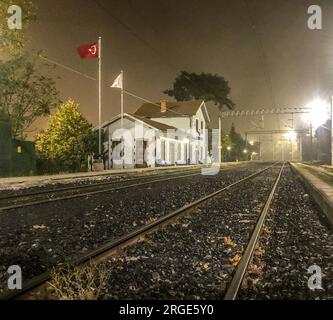 Bahnhof Ispartakule in der mystischen Nacht in Istanbul Türkei. Stockfoto