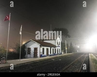 Bahnhof Ispartakule in der mystischen Nacht in Istanbul Türkei. Stockfoto