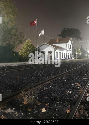 Bahnhof Ispartakule in der mystischen Nacht in Istanbul Türkei. Stockfoto