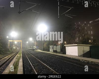 Bahnhof Ispartakule in der mystischen Nacht in Istanbul Türkei. Stockfoto