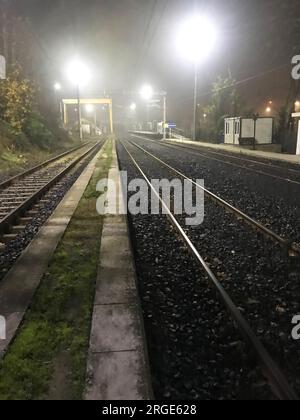 Bahnhof Ispartakule in der mystischen Nacht in Istanbul Türkei. Stockfoto