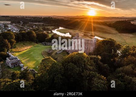 Sonnenuntergang am Norham Castle hoch über dem Fluss Tweed an der Grenze zu Schottland, eines der wichtigsten der anglo-schottischen Grenzschlösser Stockfoto