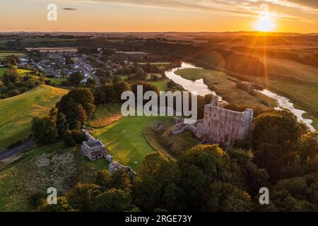 Sonnenuntergang am Norham Castle hoch über dem Fluss Tweed an der Grenze zu Schottland, eines der wichtigsten der anglo-schottischen Grenzschlösser Stockfoto