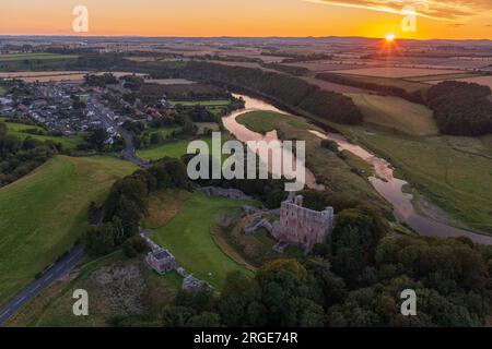 Sonnenuntergang am Norham Castle hoch über dem Fluss Tweed an der Grenze zu Schottland, eines der wichtigsten der anglo-schottischen Grenzschlösser Stockfoto