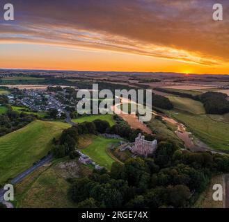 Sonnenuntergang am Norham Castle hoch über dem Fluss Tweed an der Grenze zu Schottland, eines der wichtigsten der anglo-schottischen Grenzschlösser Stockfoto