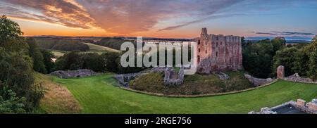 Sonnenuntergang am Norham Castle hoch über dem Fluss Tweed an der Grenze zu Schottland, eines der wichtigsten der anglo-schottischen Grenzschlösser Stockfoto