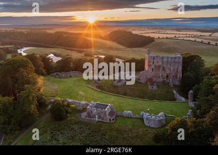 Sonnenuntergang am Norham Castle hoch über dem Fluss Tweed an der Grenze zu Schottland, eines der wichtigsten der anglo-schottischen Grenzschlösser Stockfoto