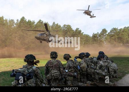 25. Juli 2023 - Ausbildungsbereich Nursipalu, Estland - US-Armee-Soldaten, die dem 1. Bataillon, dem 506. Infanterie-Regiment ''Red Currahee', 1. Brigaden-Kampfteam, 101. Luftangriff-Division, unterstützt 4. Infanterie-Division, bereiten Sie sich auf die UH-60 Black Hawks vor, während einer Layoutübung im Nurispalu Trainingsbereich, Estland, 25. Juni. Das Training ermöglichte es den Soldaten, sich an simulierten Kampfszenarien zu beteiligen, ihre taktischen Fähigkeiten unter realen Bedingungen zu verbessern und ihre Anpassungsfähigkeit zu verbessern, um Herausforderungen auf dem Schlachtfeld zu bewältigen. Die 4. Inf. Divs Mission Stockfoto