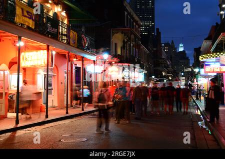 Auf der Bourbon Street im French Quarter von New Orleans tummeln sich viele Menschen und besuchen die Restaurants, Cafés und Nachtclubs Stockfoto