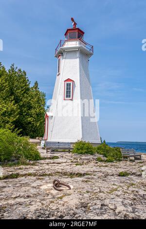 Der Big Tub Lighthouse, der noch heute genutzt wird, wurde 1885 gebaut, um Booten beim Einlaufen in den Hafen von Tobermory zu helfen. Stockfoto