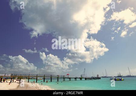 Bridgetown, Barbados - 12. Dezember 2015: Blick auf seascape und Sommerstrand. Stockfoto