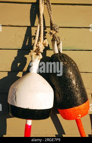 Hummerbojen hängen an der Wand eines Fischrestaurants, das als Dekor an der New England Coast serviert wird Stockfoto